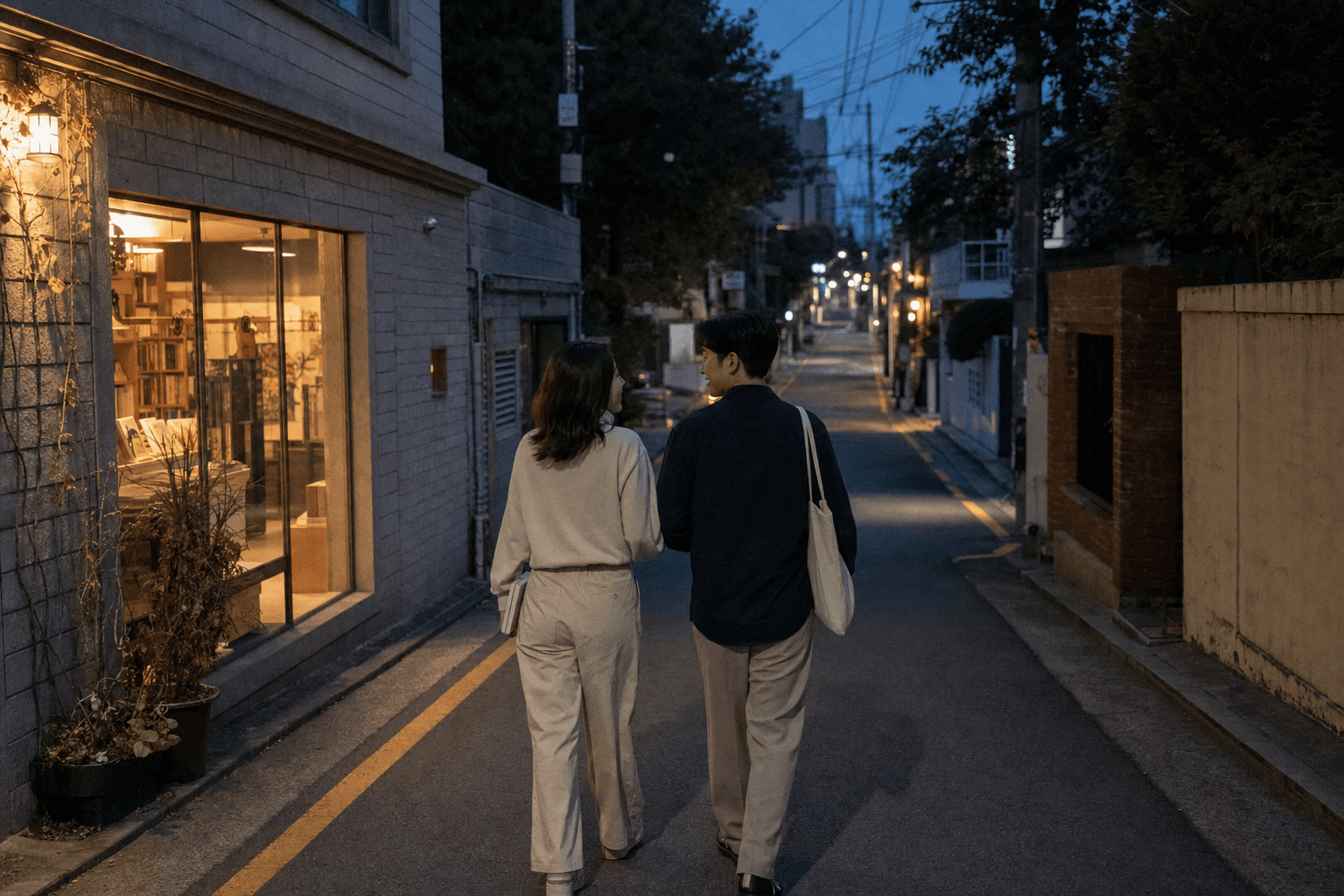 저녁 골목을 걸으며 각자의 기억을 남기는 두 사람