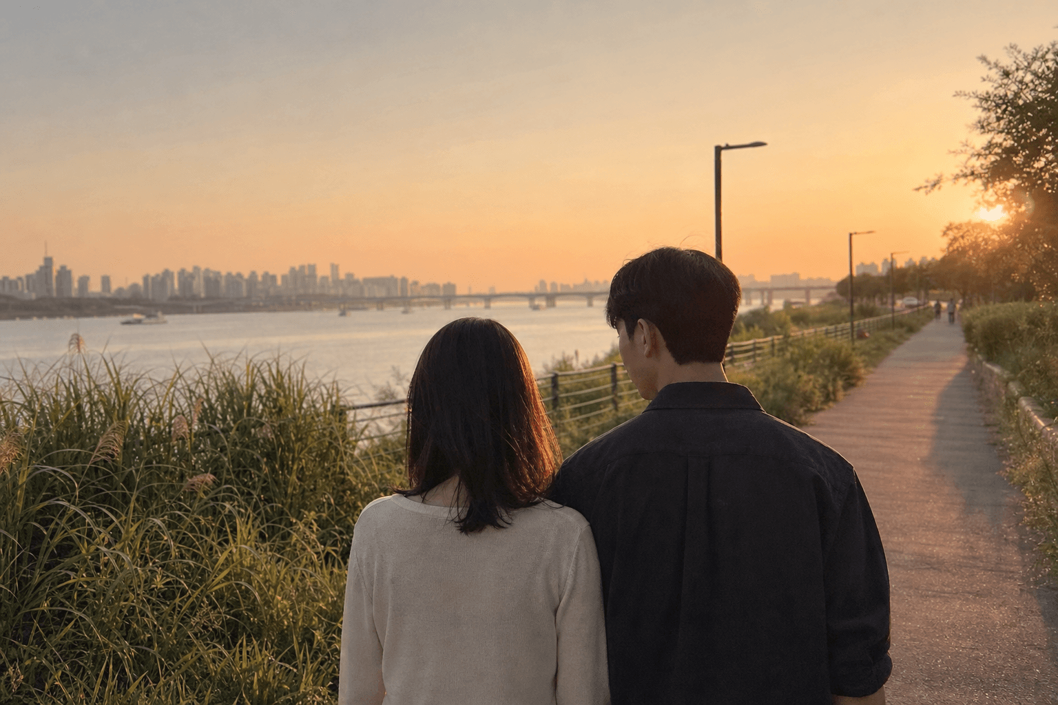 한강에서 함께 노을을 바라보는 두 사람