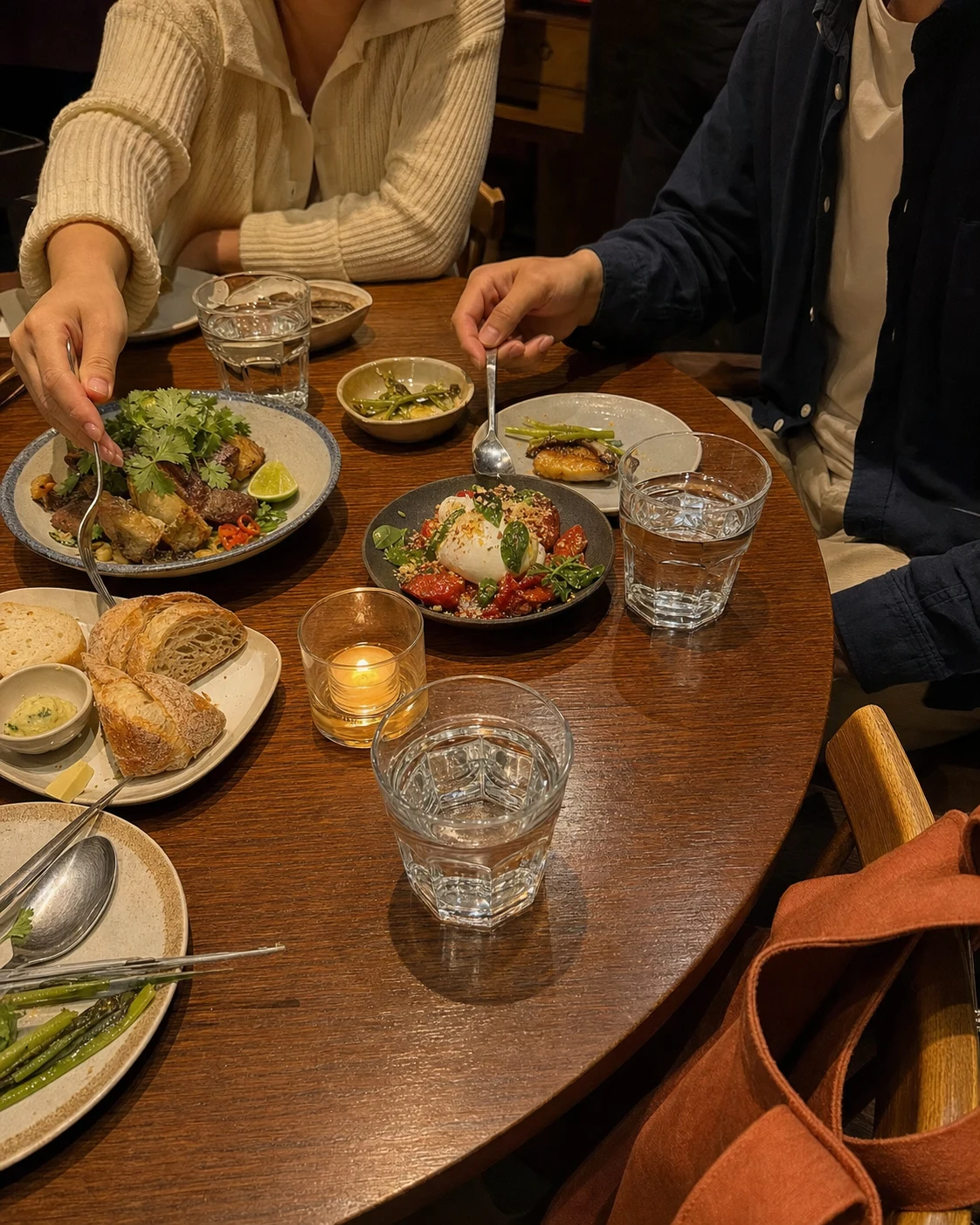 작은 접시와 촛불이 놓인 저녁 식탁