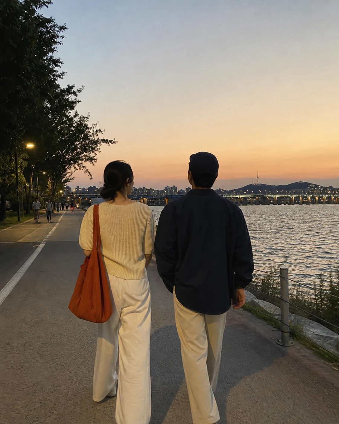 나란히 걷는 강변 산책길
